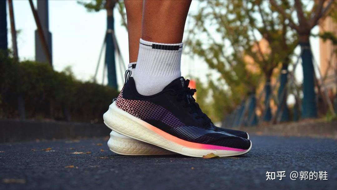 首先是两款对应高足弓,足內翻人群需要的缓震型跑鞋