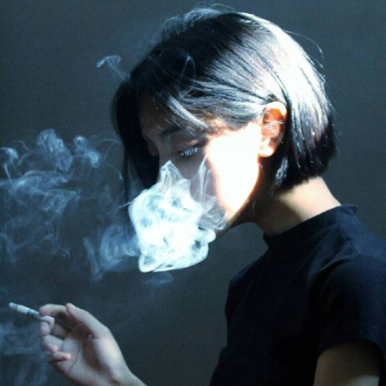 抽烟照女生图片