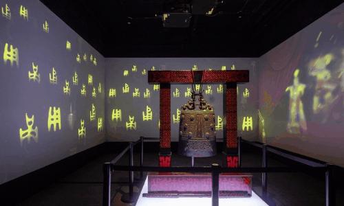 游人络绎如织,由三座老公馆升级改建的"公馆式博物馆群落"华公馆承接