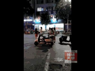 广西街头原配暴打小三,场面相当激烈!