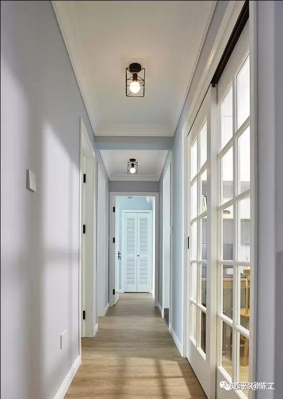 室外过道正对入户门室内走廊较长如何装修