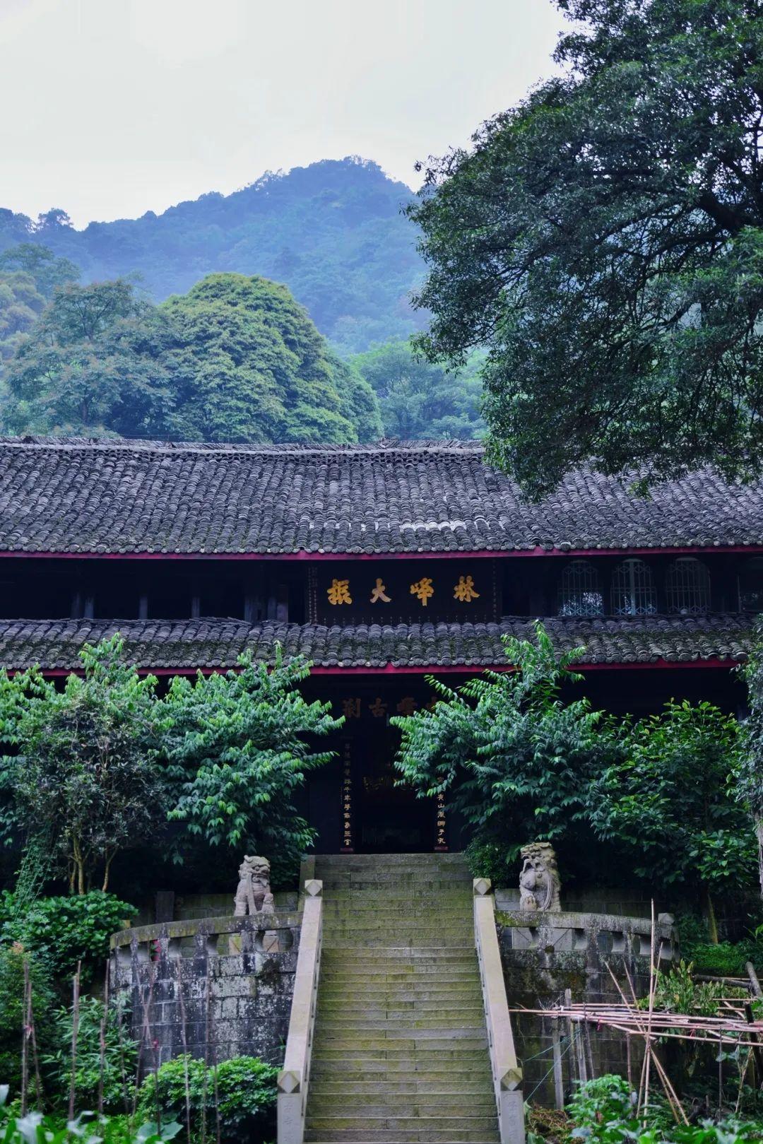 去看一看寺外的铜塔和桢楠古树上岁月的痕迹就留在接着在往纯阳殿小而