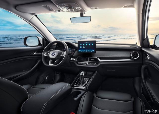 内饰部分的设计充满了科技感,中控台区域配备有比亚迪非常标志性的