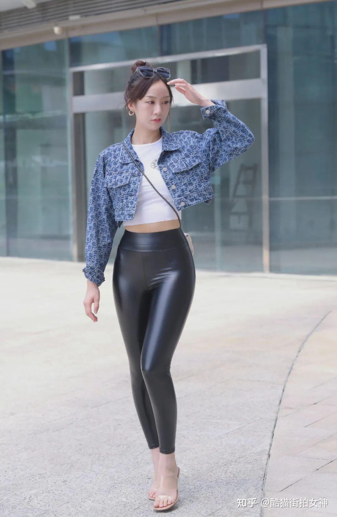 街拍女神:黑色紧身皮裤透明高跟鞋的时尚女生