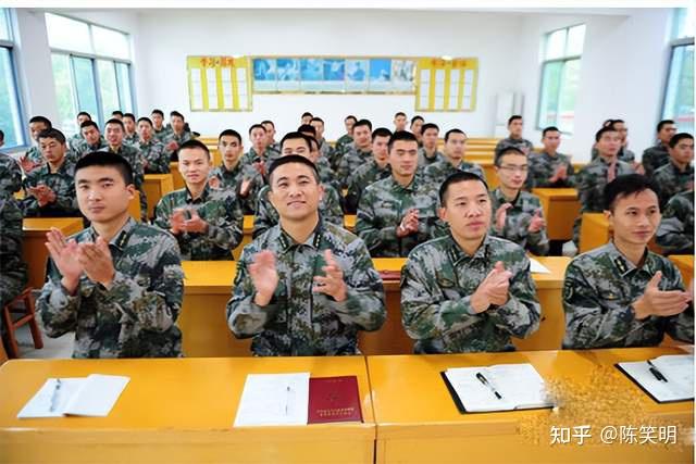 解放军的“双首长制”,团长与政委到底谁的权利更大? - 知乎
