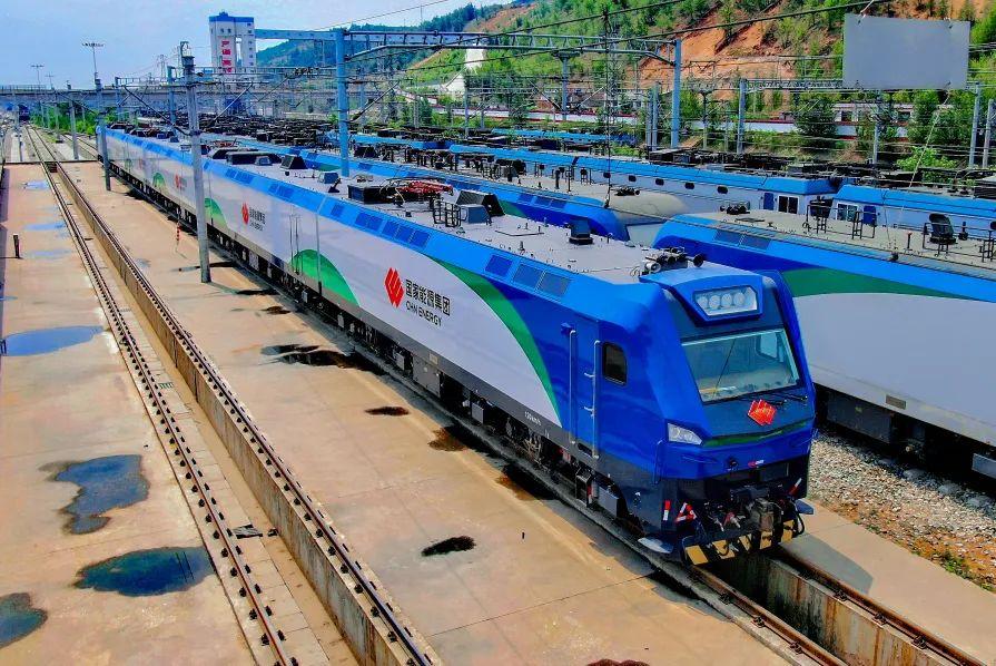 杂谈形如六节棍的动力之王神24cea1e型电力机车之后又回到三节棍cea1a