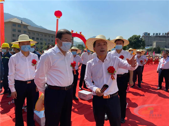 湖北世纪新峰雷山水泥厂区里办了养猪场