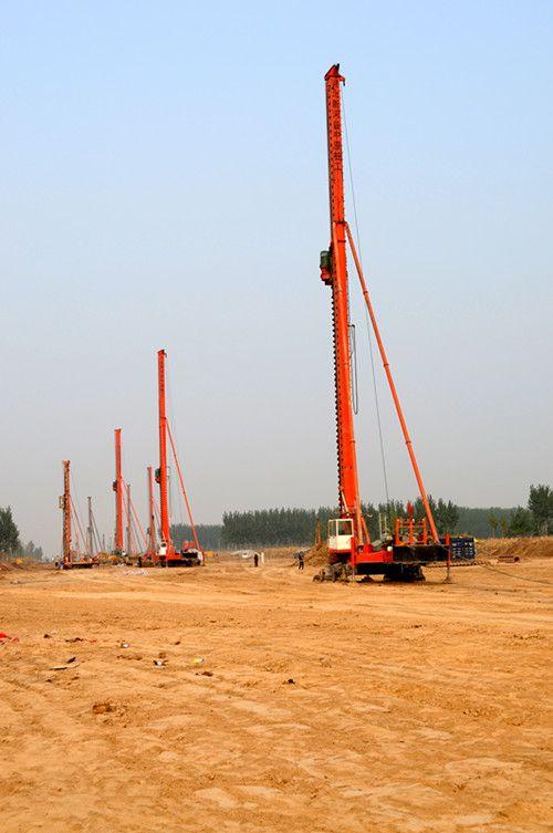 修建大楼都需要打地基图片里红色竖起机器是干嘛和打地基有关发现一个