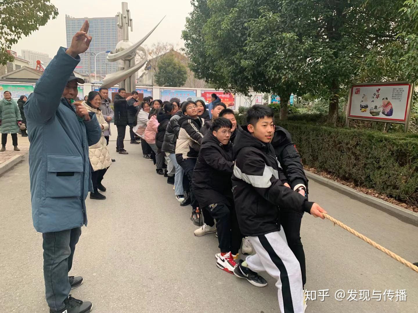 来安县第四中学举办了八年级拔河比赛