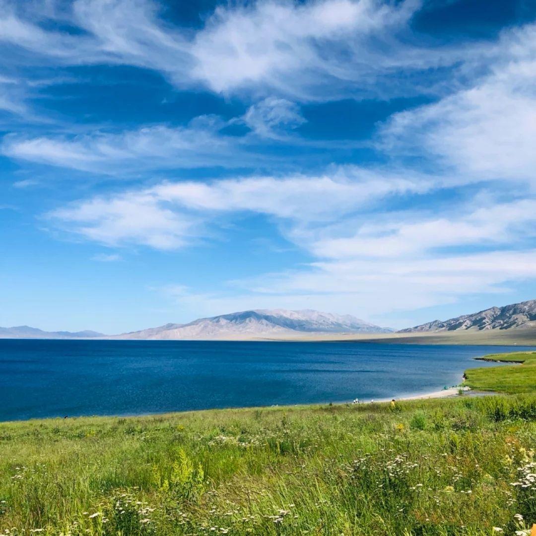 中国哪里可以看到大草原的湖边的风景?