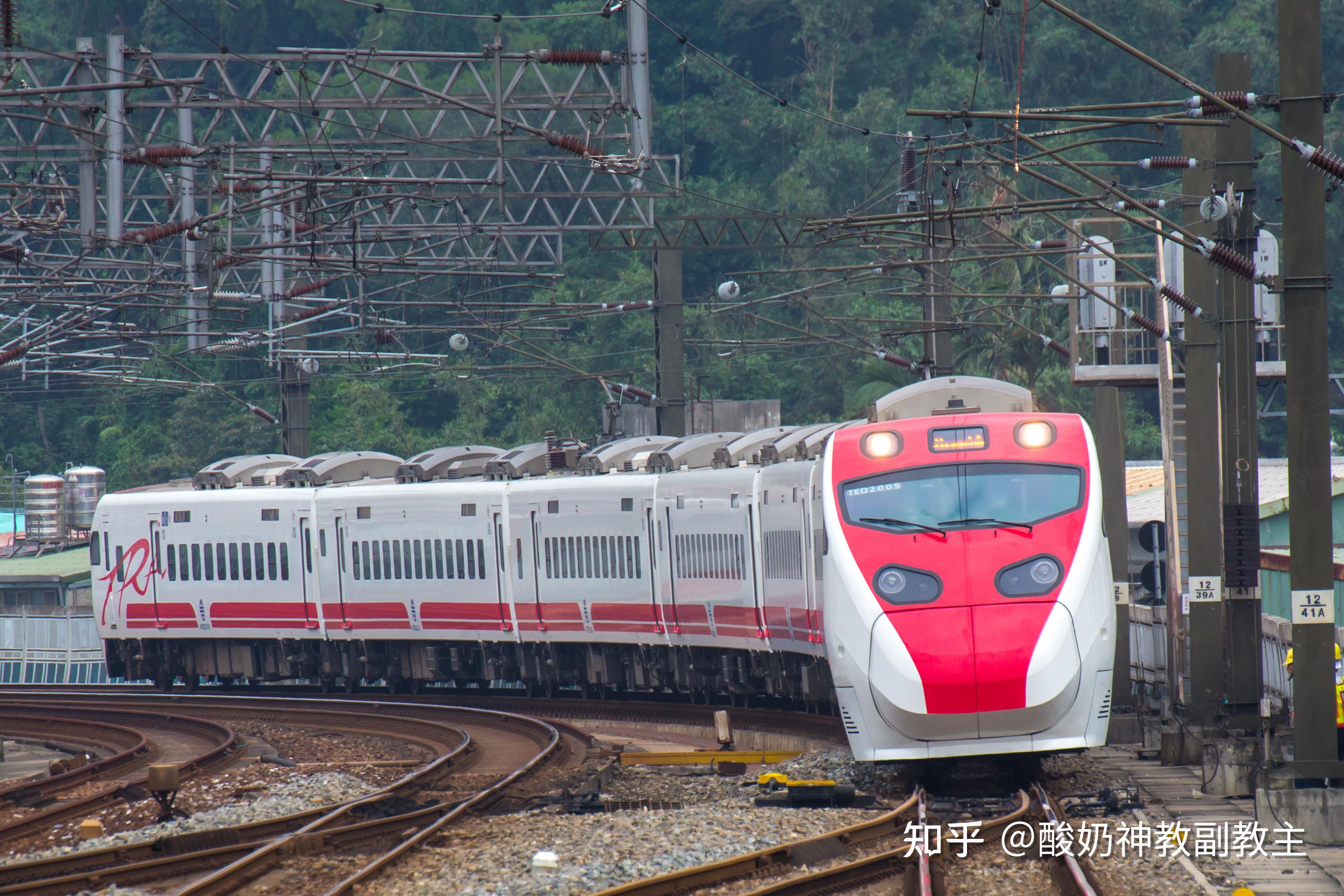 臺鐵列車疑因撞上工程車脫軌,已致 49 人死亡,目前救援情況如何?