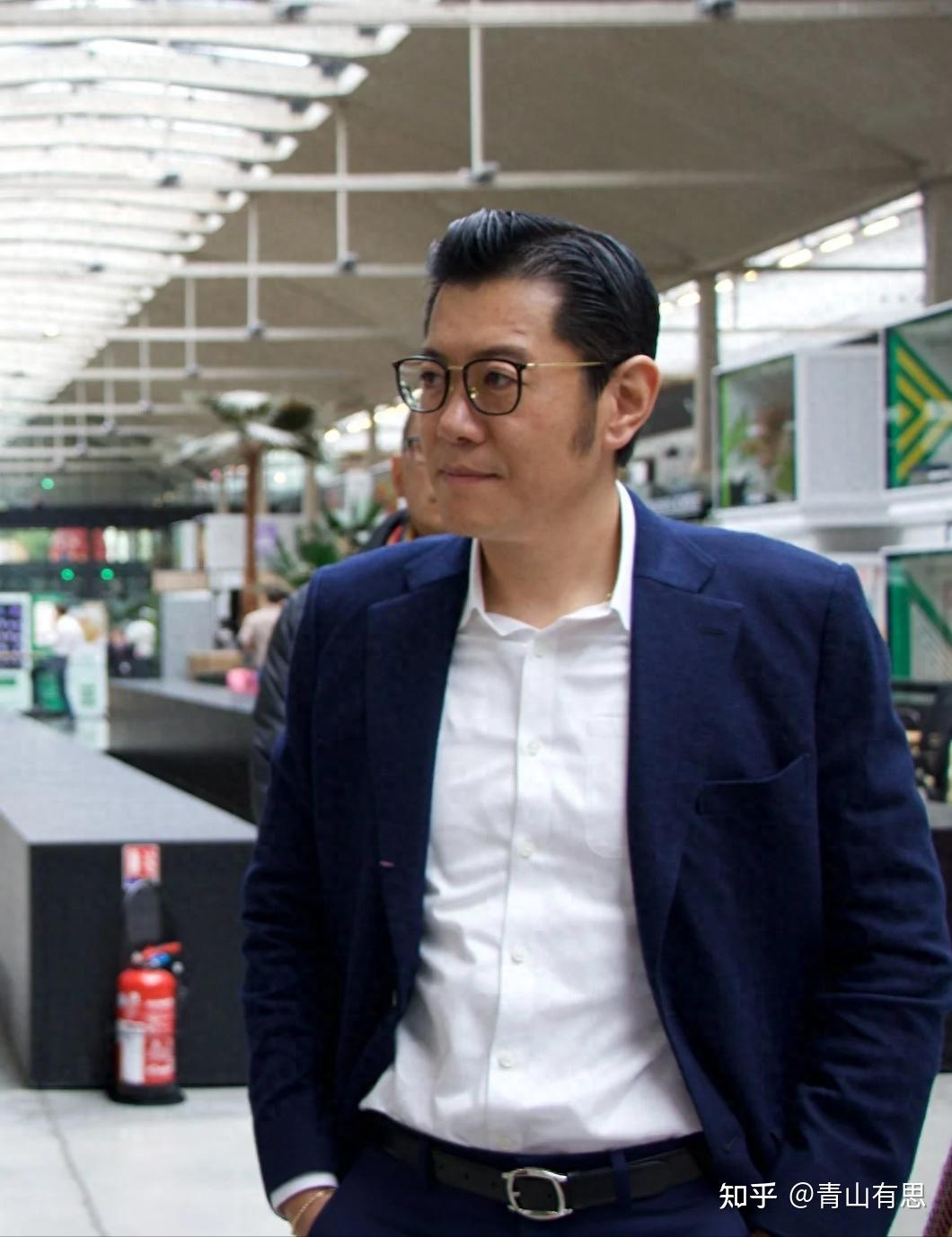 被不丹国王帅到了！和佩玛王后出访法兰西，一身蓝西装儒雅又帅气- 知乎