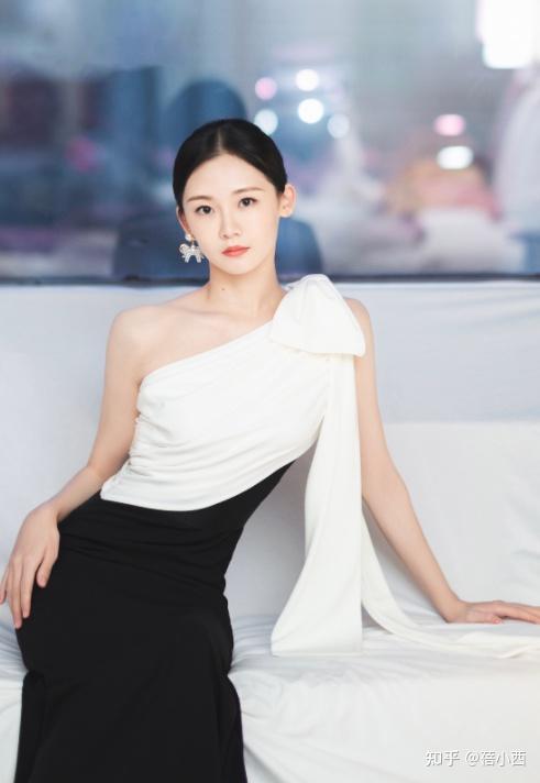 郑恺老婆苗苗又美出圈了穿粉色亮片裙现饱满身材气质惊艳