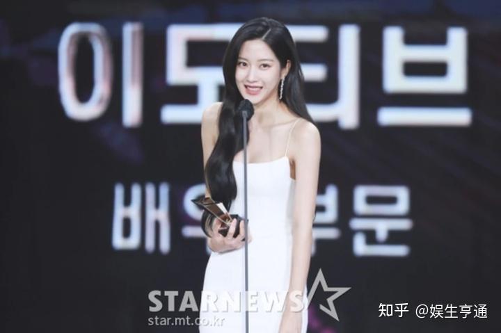 亚洲明星盛典颁奖!宋智孝讲完感言就着急赶着下台