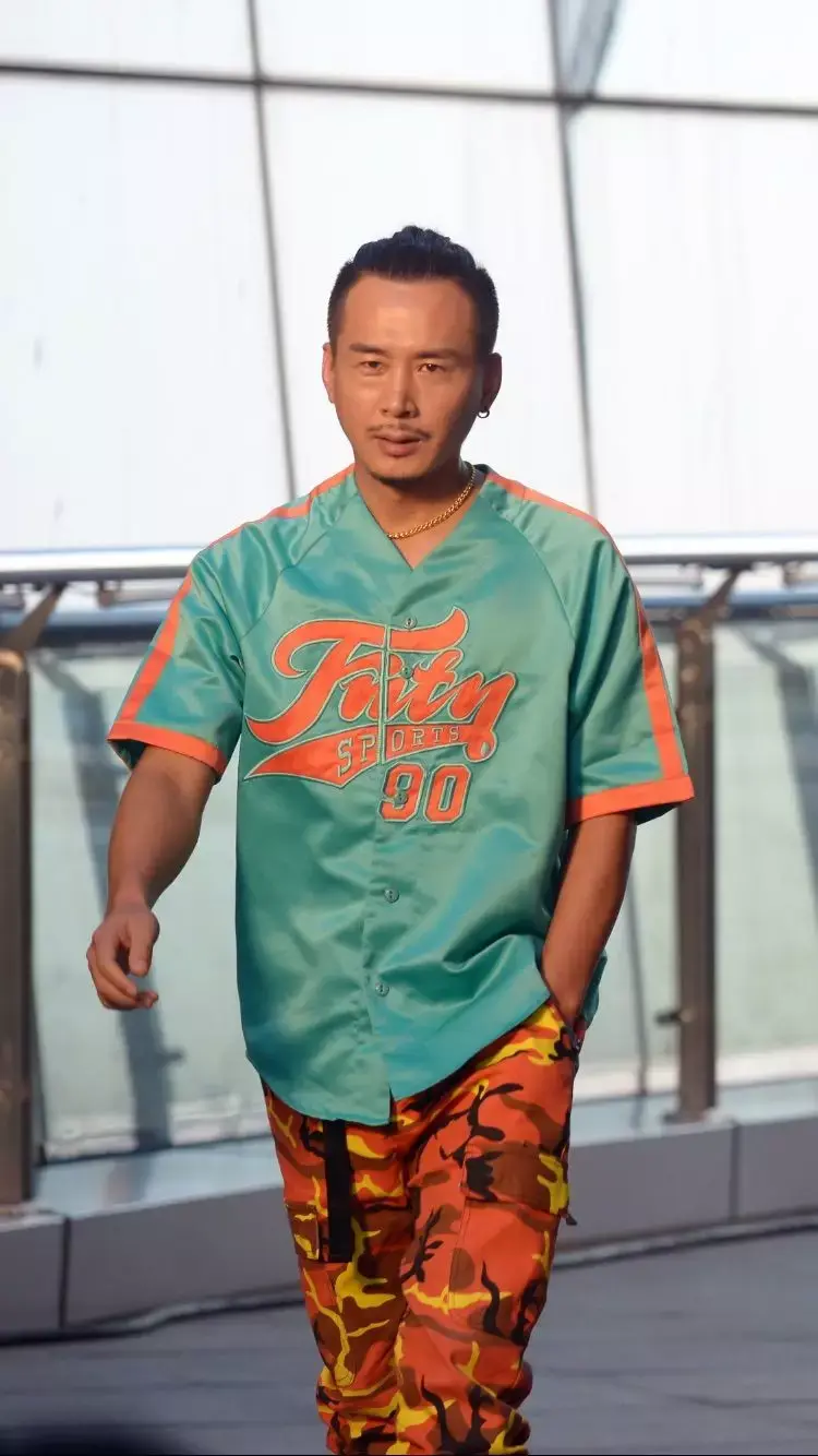 疯狂娱记狗仔耿一正摇身变明星我也想低调实力不允许啊