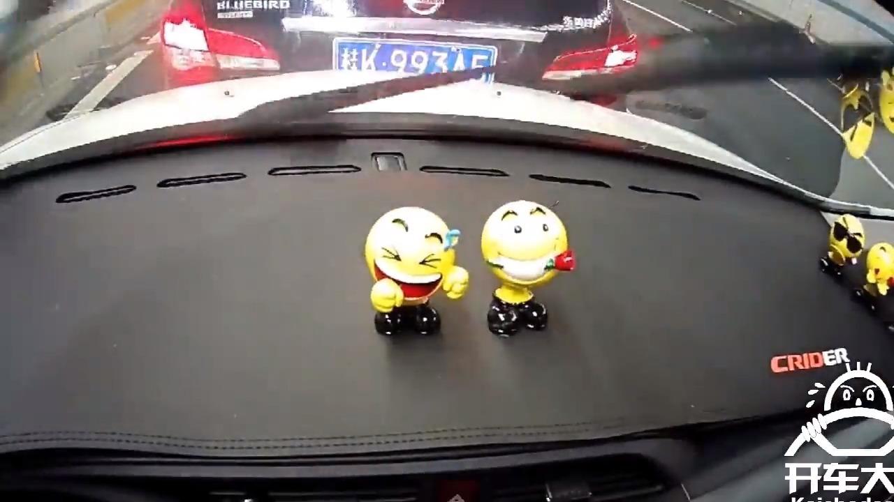 开车大神搞笑:新手倒车难入库,父子上阵挡不住!