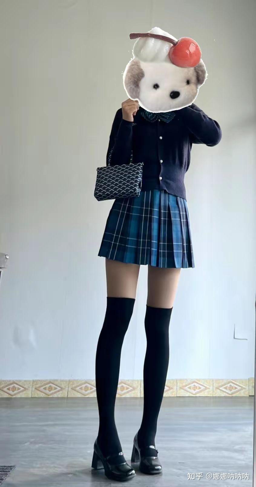 话说大家见到穿jk制服的小姐姐然后大热天穿半膝袜会觉得奇怪吗?