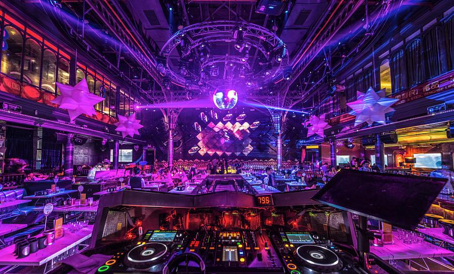 和各位谈一谈现如今的酒吧文化