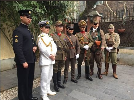 在明孝陵穿日本军装的是不是在拿名誉裂痕开玩