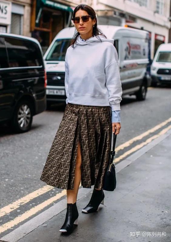 2021秋冬最火穿搭组合卫衣半裙时髦精不可错过