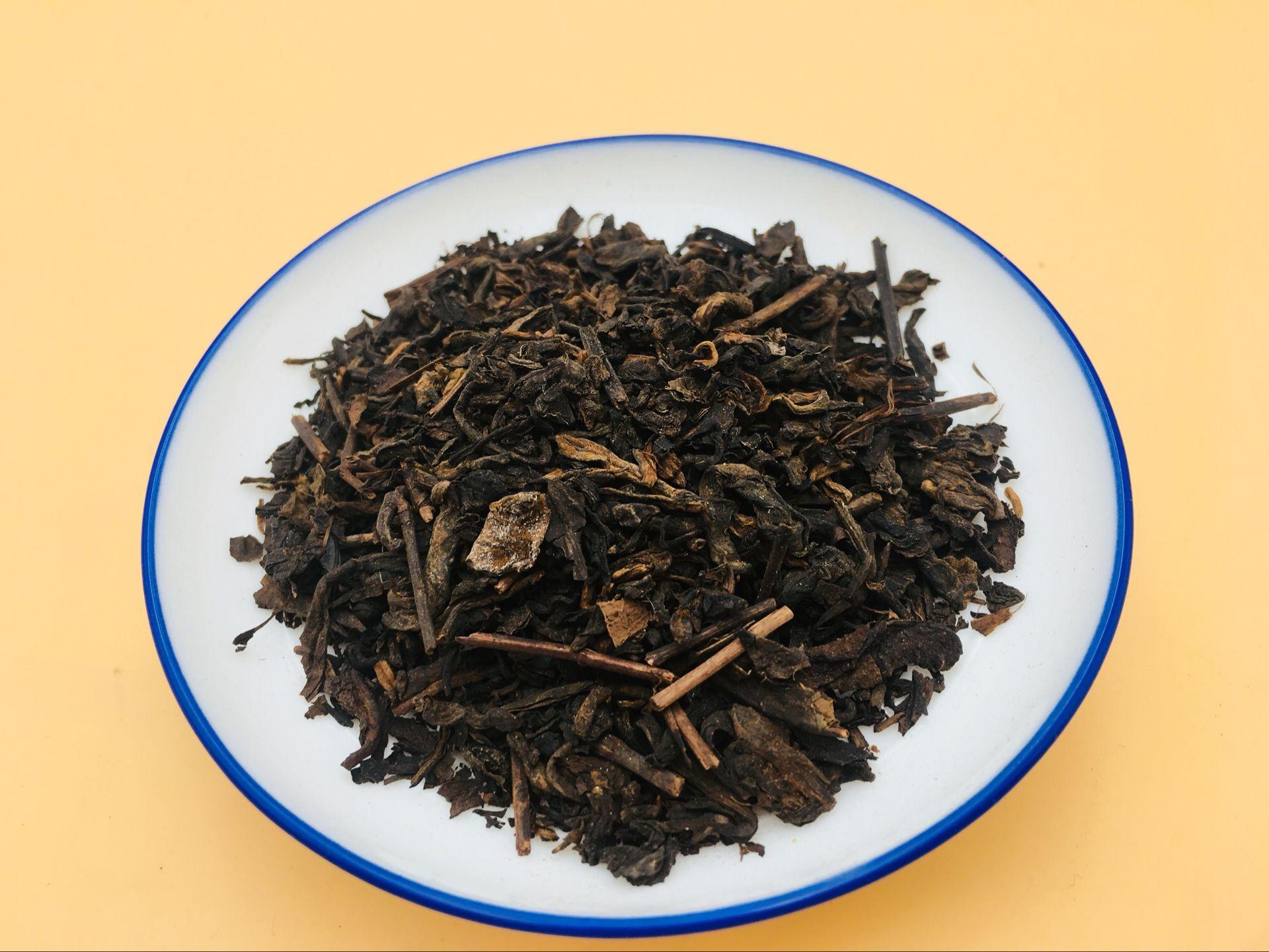 这些从越南收购回来的毛茶属于粗枝大叶的大叶种茶叶,又被叫做"大叶青