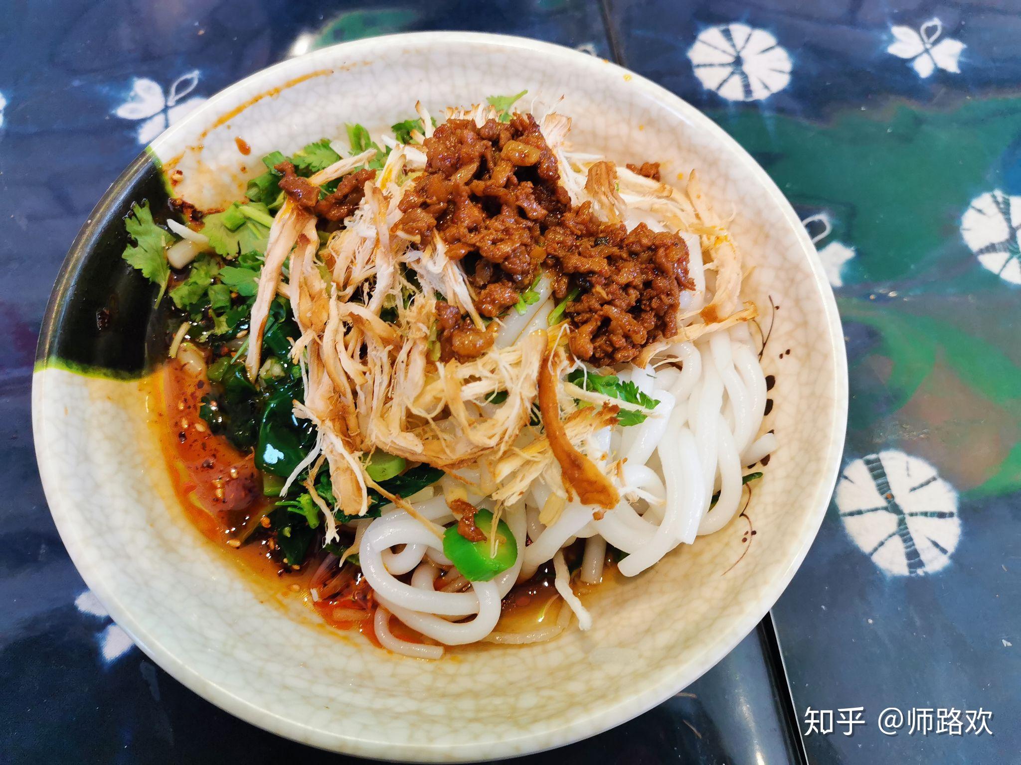 喜洲粑粑和豌豆粉中间停的次数比较多,到喜洲古镇已经一点了,所以进