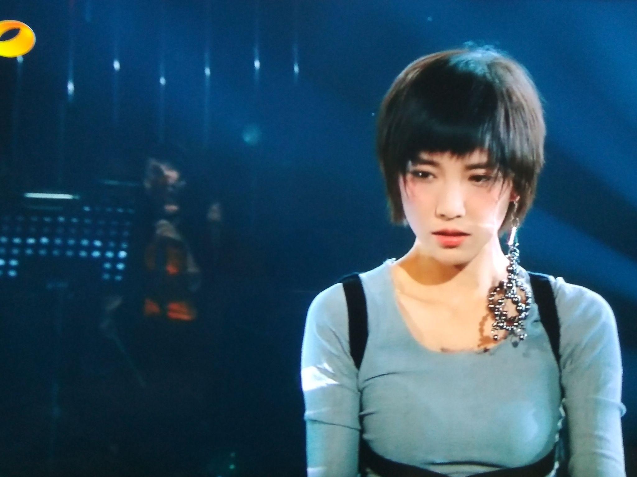 如何评价歌手2本期突围赛苏诗丁的红眼睛