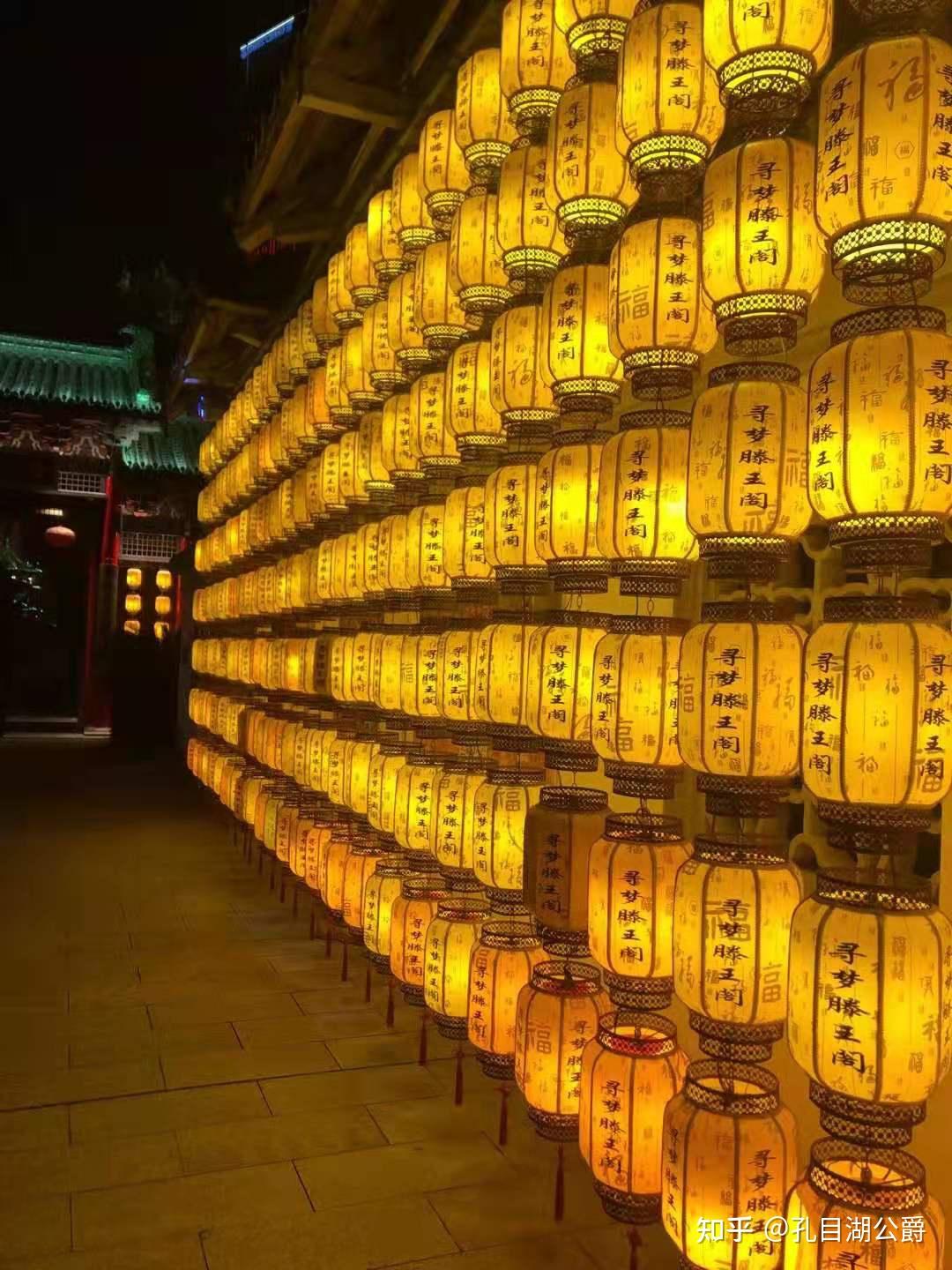 在滕王阁的侧门,有一排的灯笼,形成了灯笼墙,一到傍晚,就亮起了灯