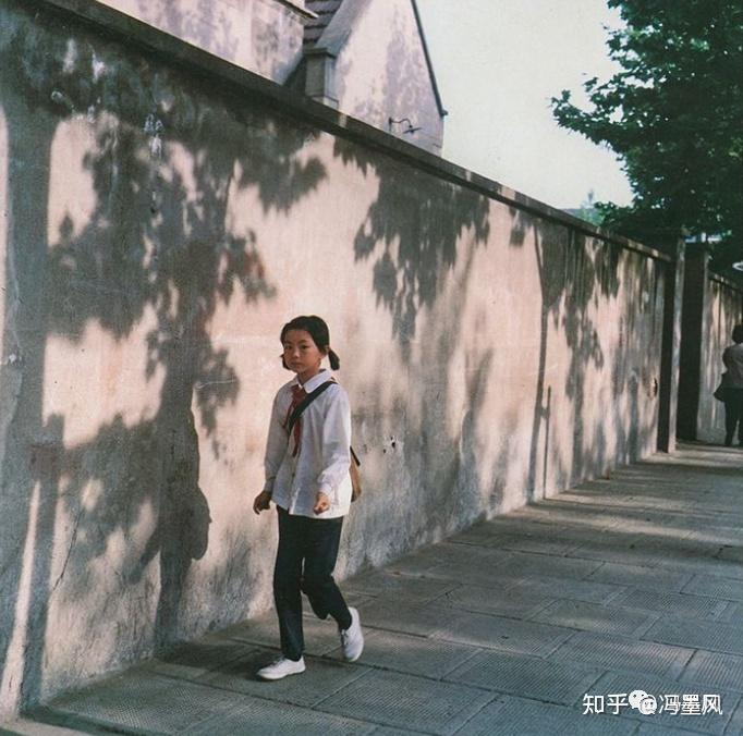 上学路上的小朋友那个年代的街道海南岛,大海就是天然的浴场海南岛