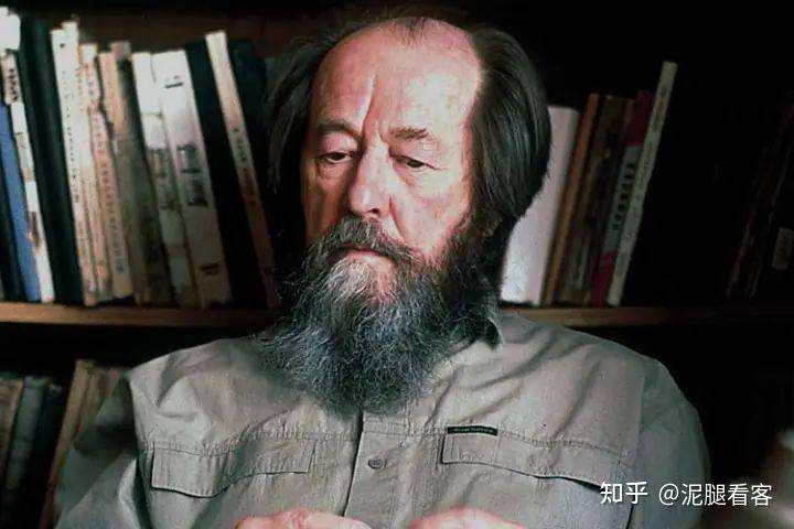 1974年,苏联最高苏维埃宣布开除索尔仁尼琴的国籍,驱逐出境