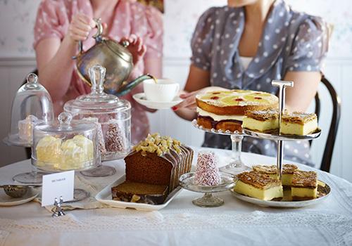 去喝下午茶,虽然不至于西装革履或者衣裙翩翩,但也要稍微注意衣着.