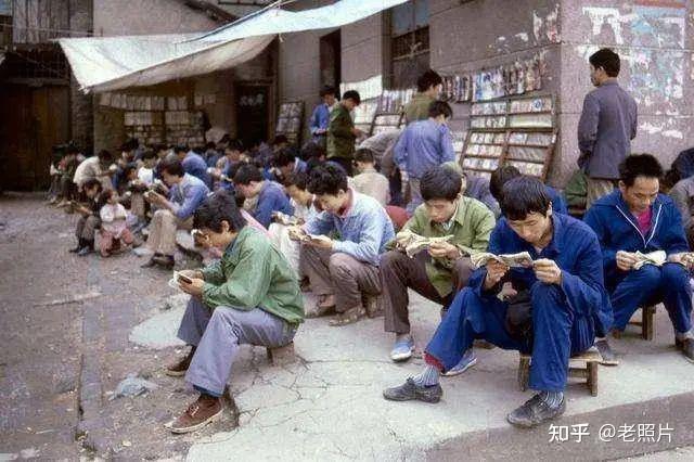 老照片：昔日街头的“小人书摊” - 知乎