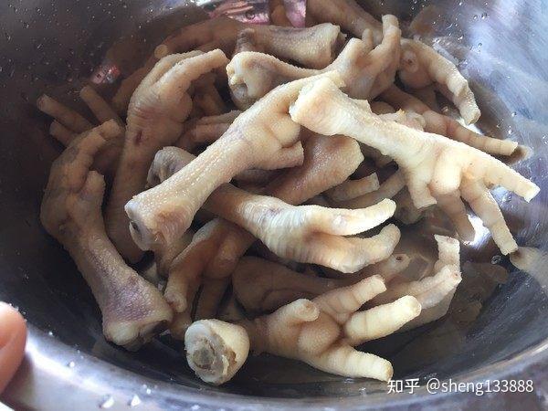 雞爪,焯水後,剪去雞爪子,清洗乾淨,瀝乾備用;3.