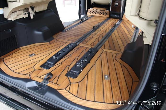 作为耐磨防滑的新型材质,国内的商务车地板企业也发现了这个新大陆