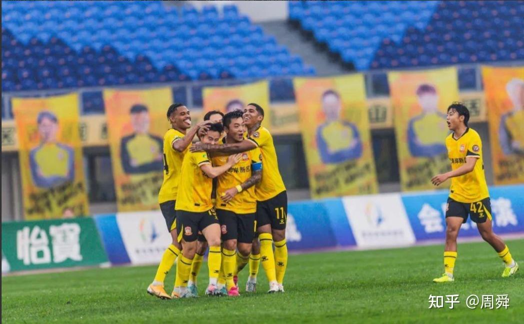 赛后,青岛西海岸足球俱乐部在其主场古镇口大学生体育中心举行了隆重