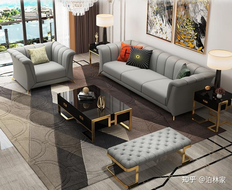 家里在装修准备要买家具,一家人在争论买布沙发还是皮沙发好,各路大哥