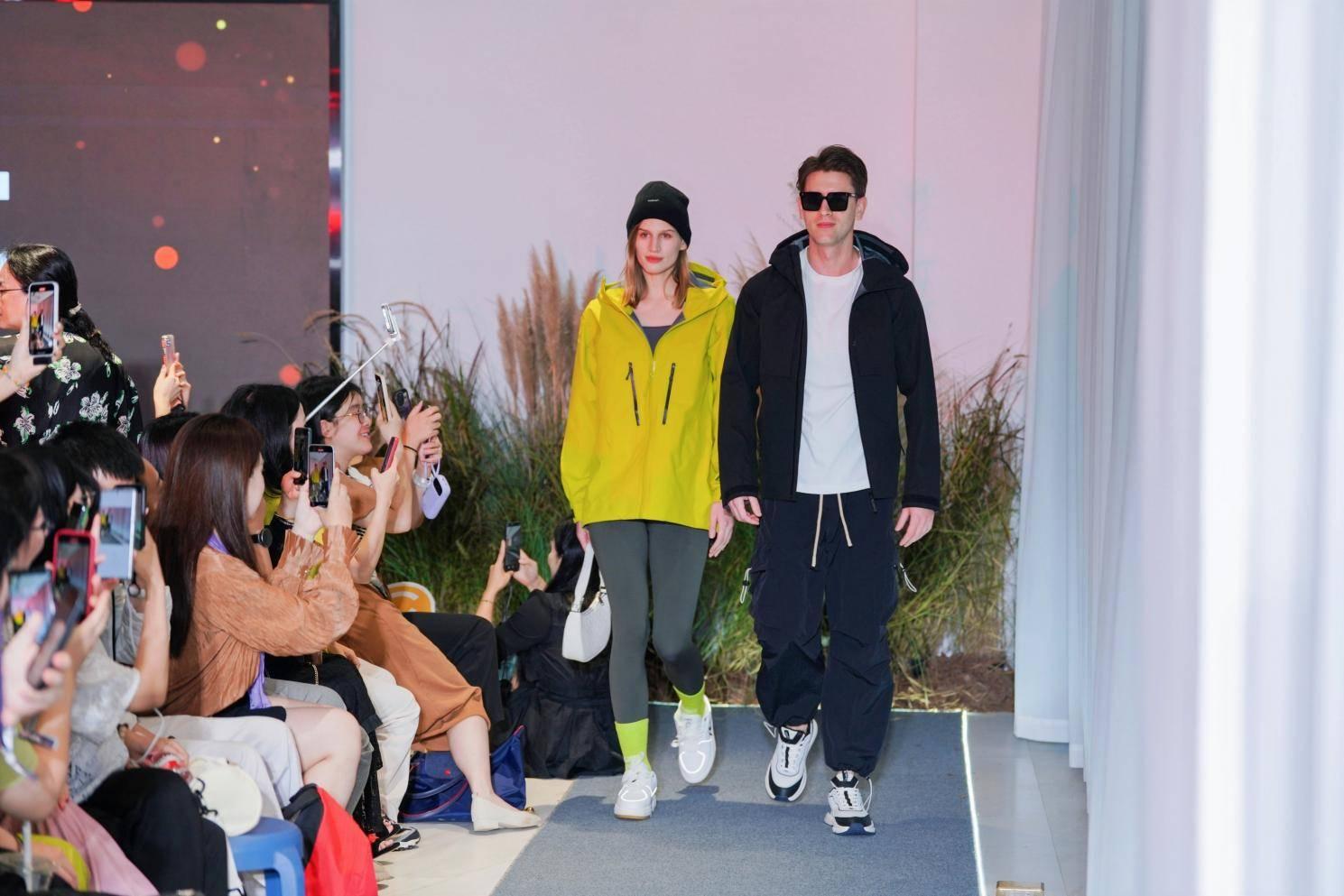 好衣库秋冬新品大秀引领私域秋冬潮流风向标