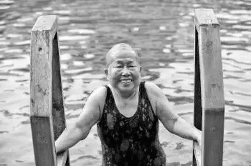 9旬济南冬泳老太太80多岁瑜伽老太太80岁超模老太太8旬彪悍黑帮老太85