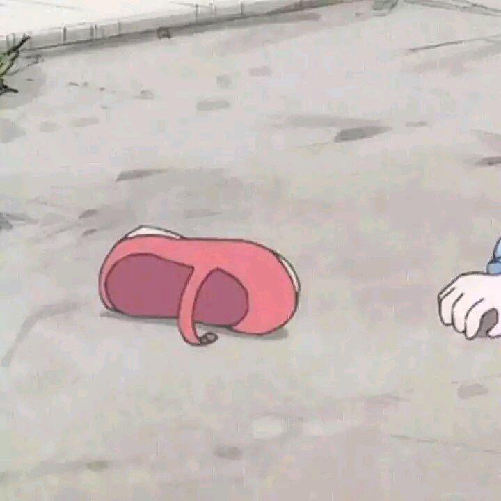 求一个小女孩摔倒了鞋子掉了的情头?