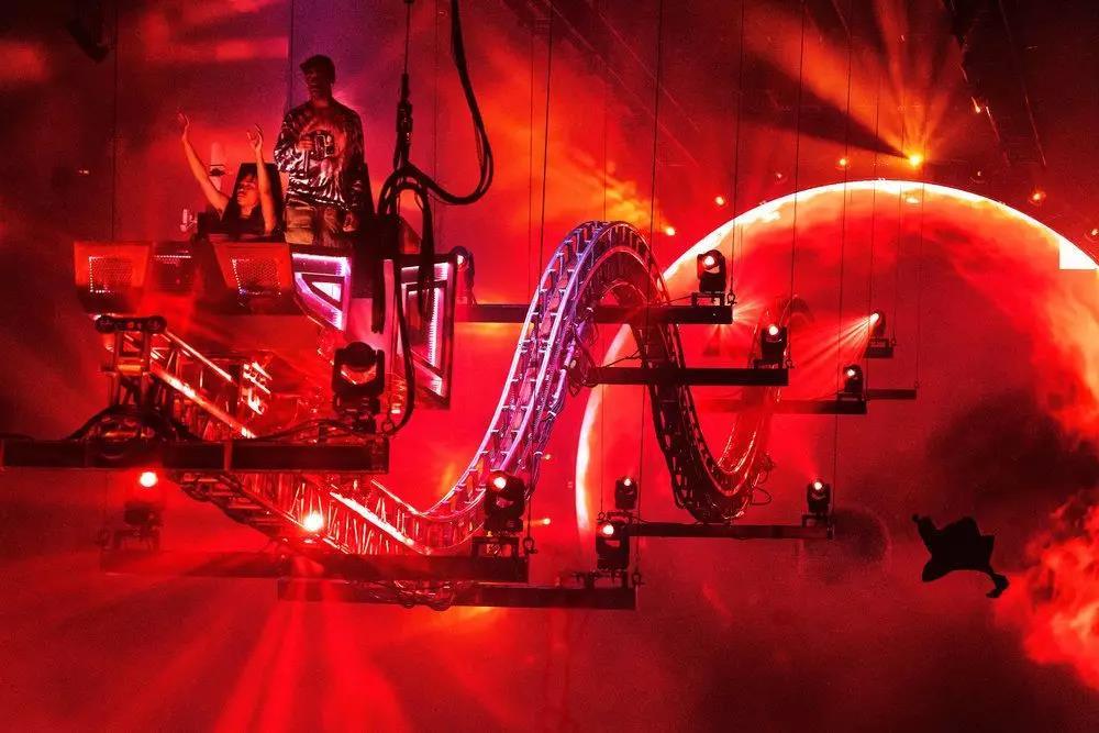 休斯顿慈善家judge roy hofheinz的astroworld游乐园开始向公众开放