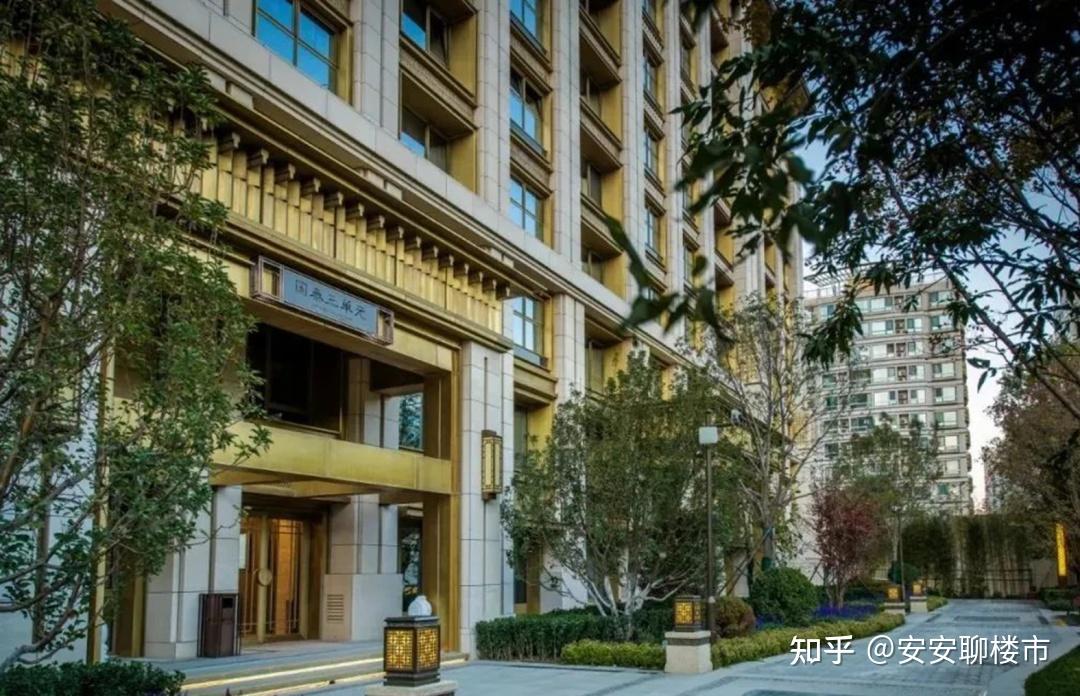 这是西城区唯一恒温恒湿恒氧的高科技豪宅,外立面采用了温莎米黄石材