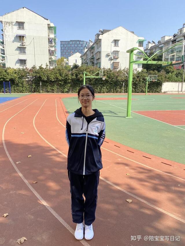 01 初中女学生在校运会上跑出运动员水平,网友:"一骑绝尘"