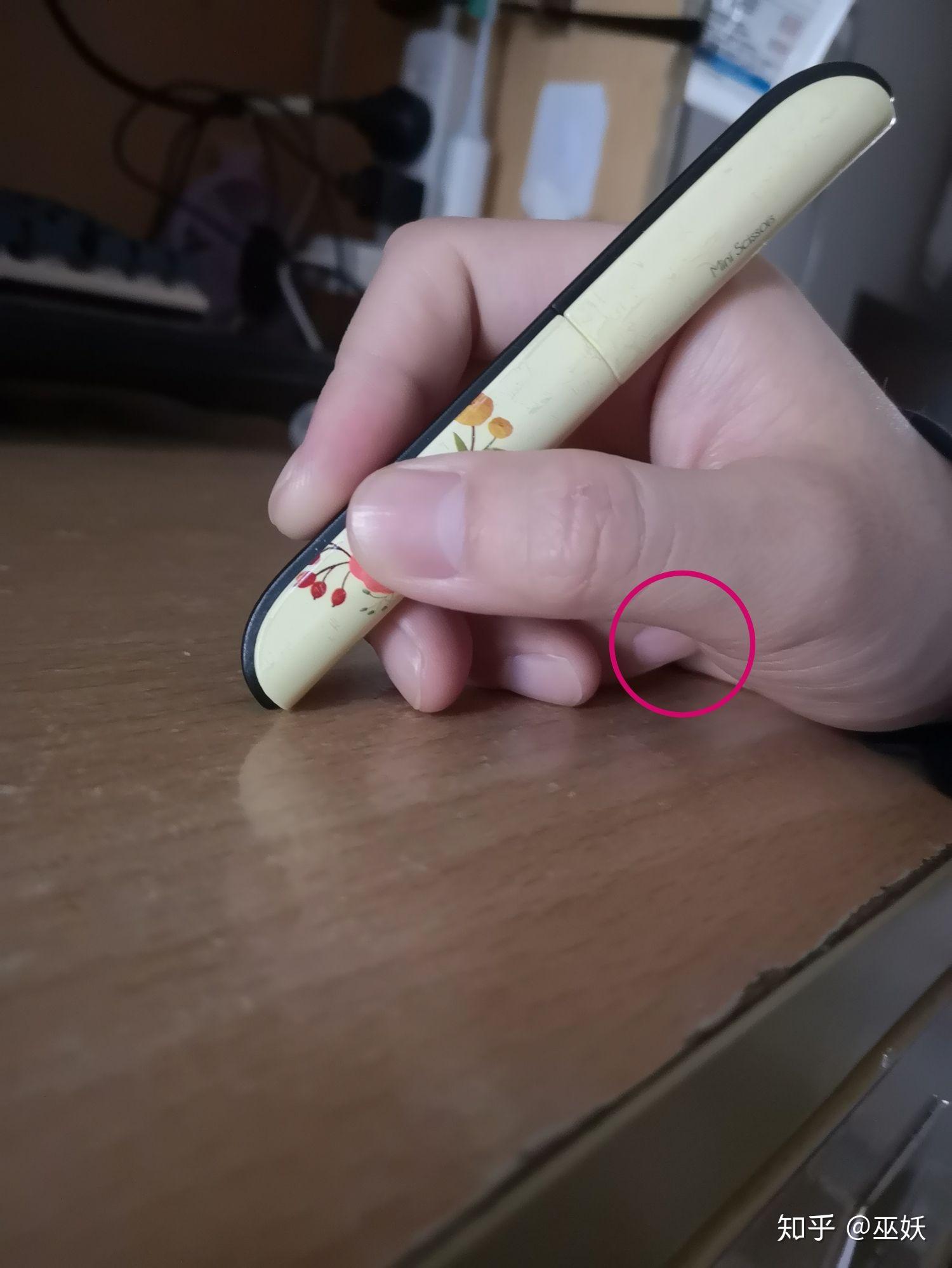 看了很多人的握笔姿势教学,觉得中指和小指收到的压力特别大,不知道是