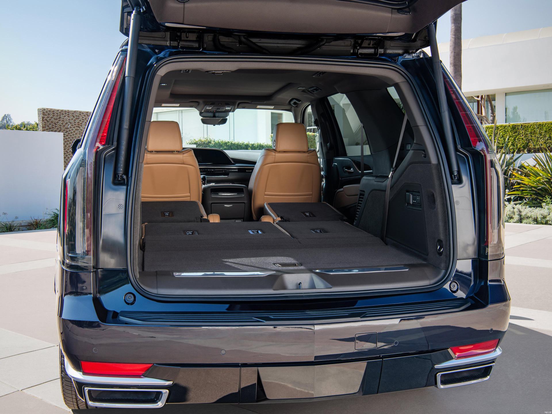 凯雷德高达1.9米的车身高度,令其后备箱也具有了傲人的空间装载能力.