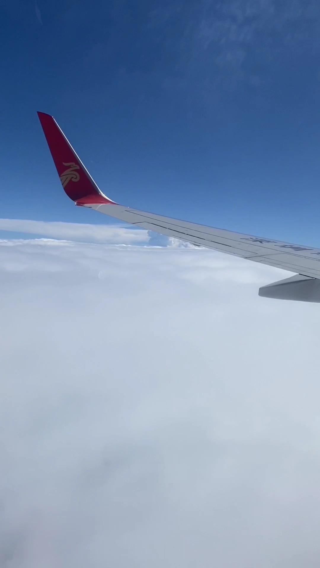 飞机万米高空穿越云层降落