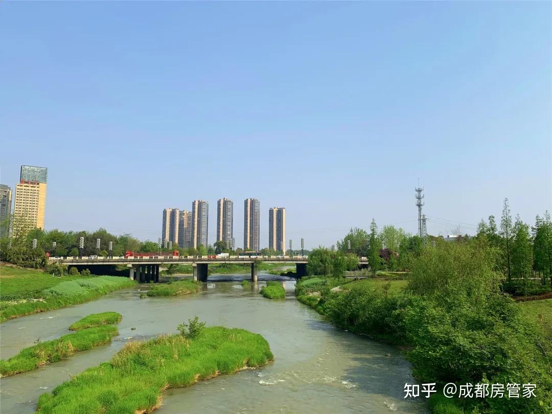 斑竹园居住区聚集于新都"母亲河—毗河两侧,平时钓鱼抓虾,散个步