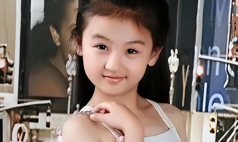 陆子艺后来还出演了《倚天屠龙记》,在里面饰演杨不悔小时候,收放自如