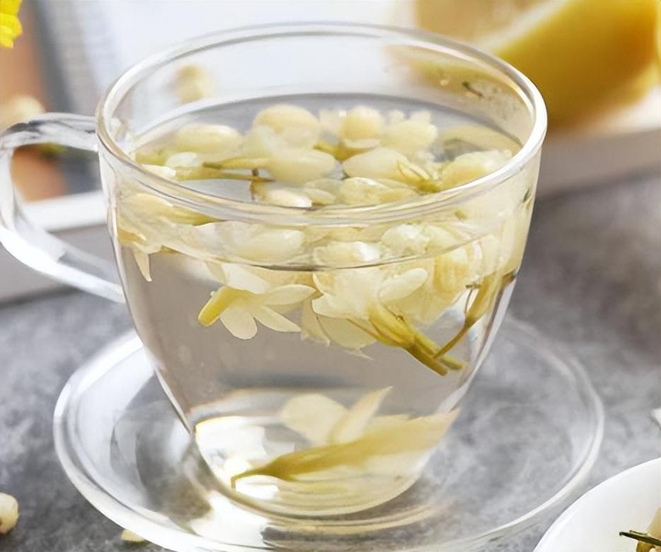 取一茶匙茉莉花茶置于玻璃杯中,加入开水冲泡,盖上杯盖浸泡30秒左右