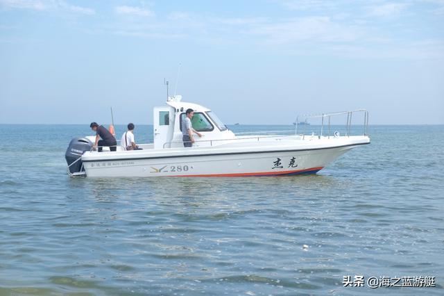 目前国产唯一达到三类航区的8米钓鱼艇,抗浪设计高达4米