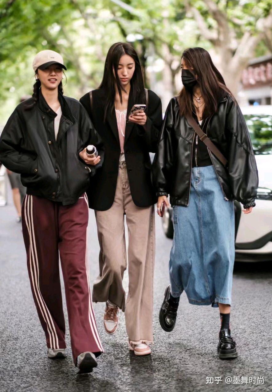 黑白灰蓝是主色调